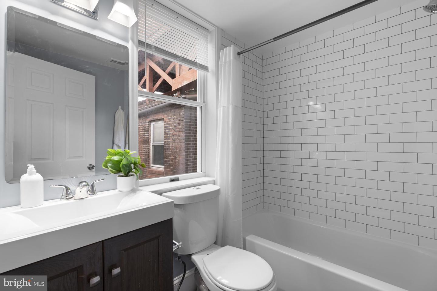 1253 William St Property Photo 20