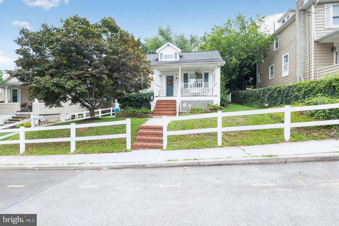 2815 Delmont Ave Property Photo 2