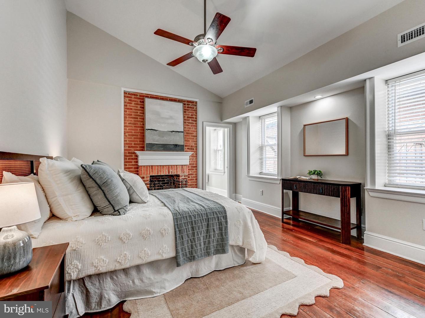 2015 E Pratt St Property Photo 18