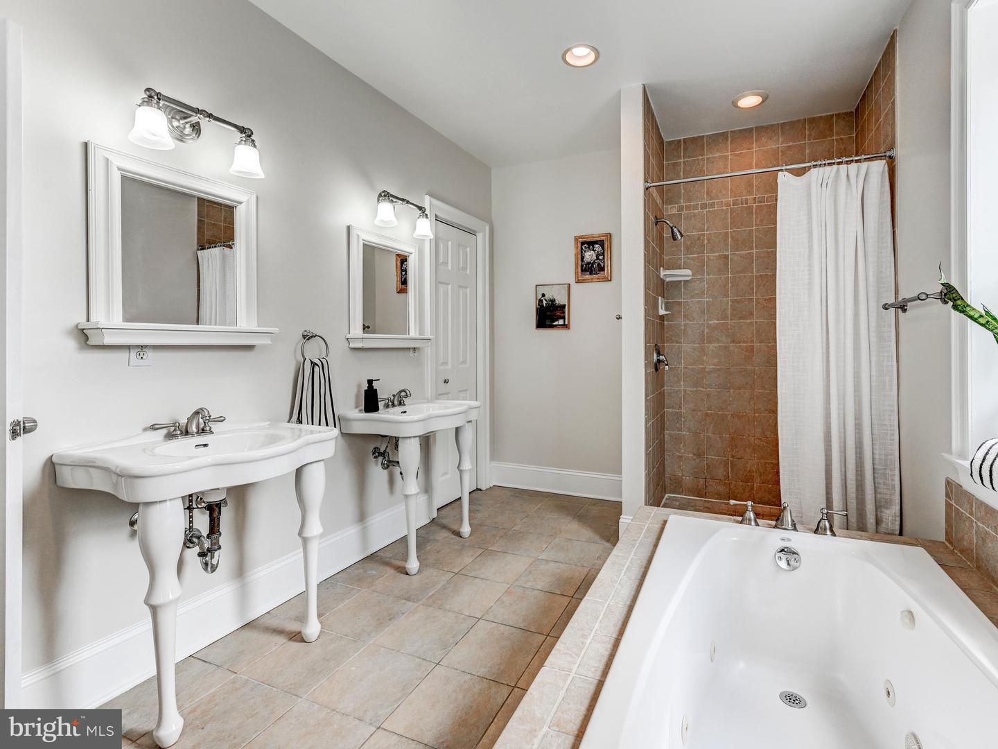 2015 E Pratt St Property Photo 22