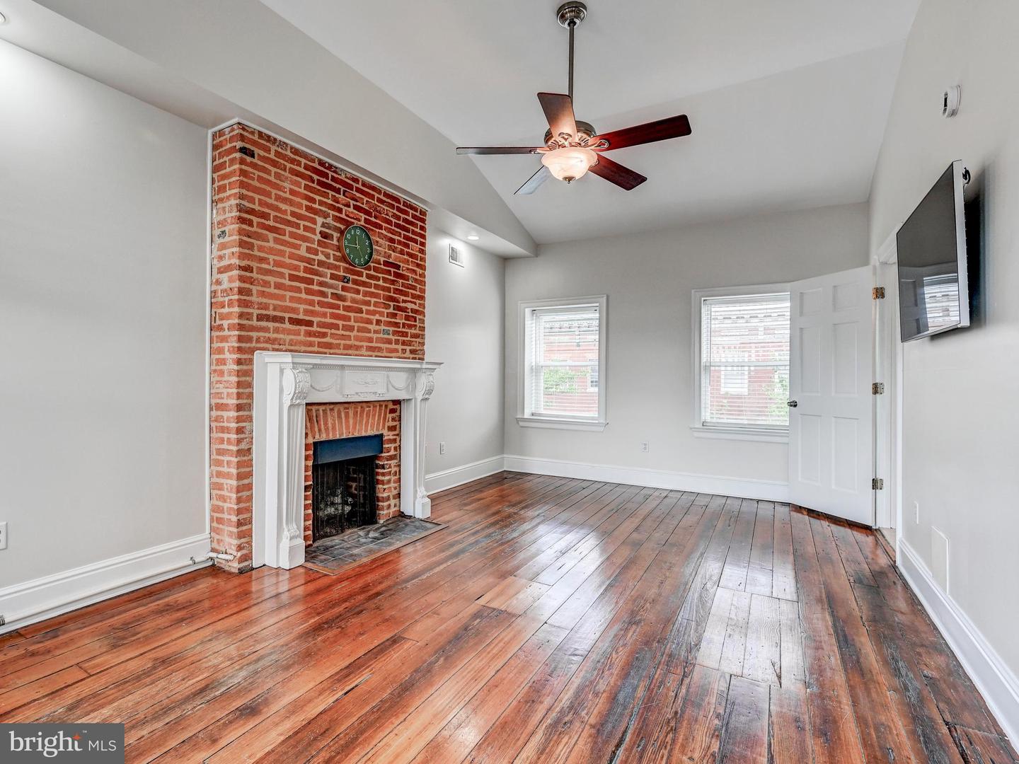 2015 E Pratt St Property Photo 25