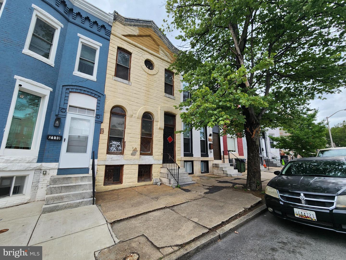2112 N Fulton Ave Property Photo 4
