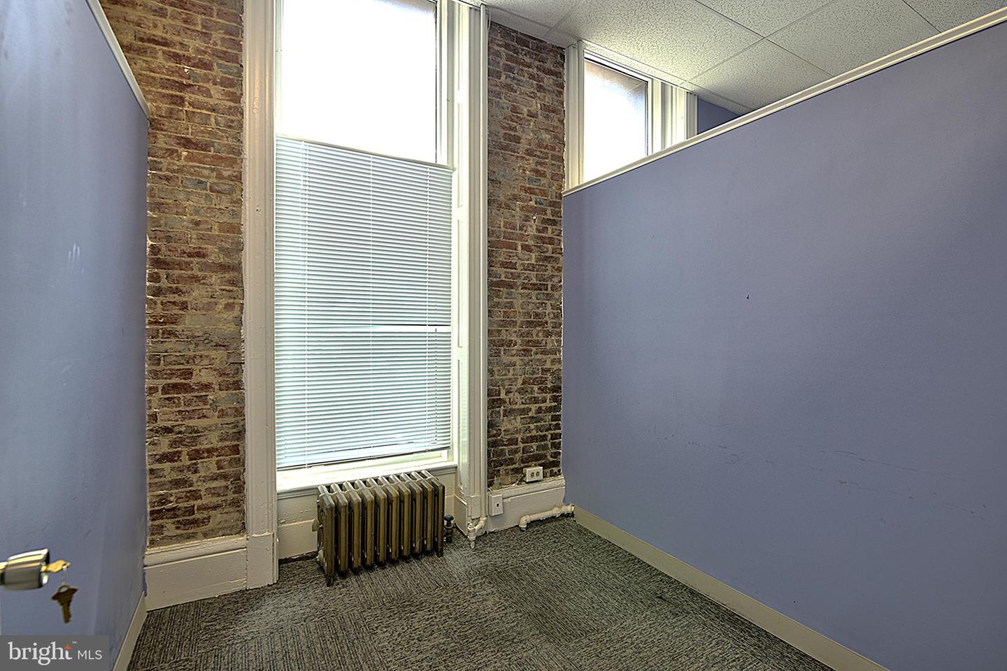 218 E Lexington St Property Photo 3