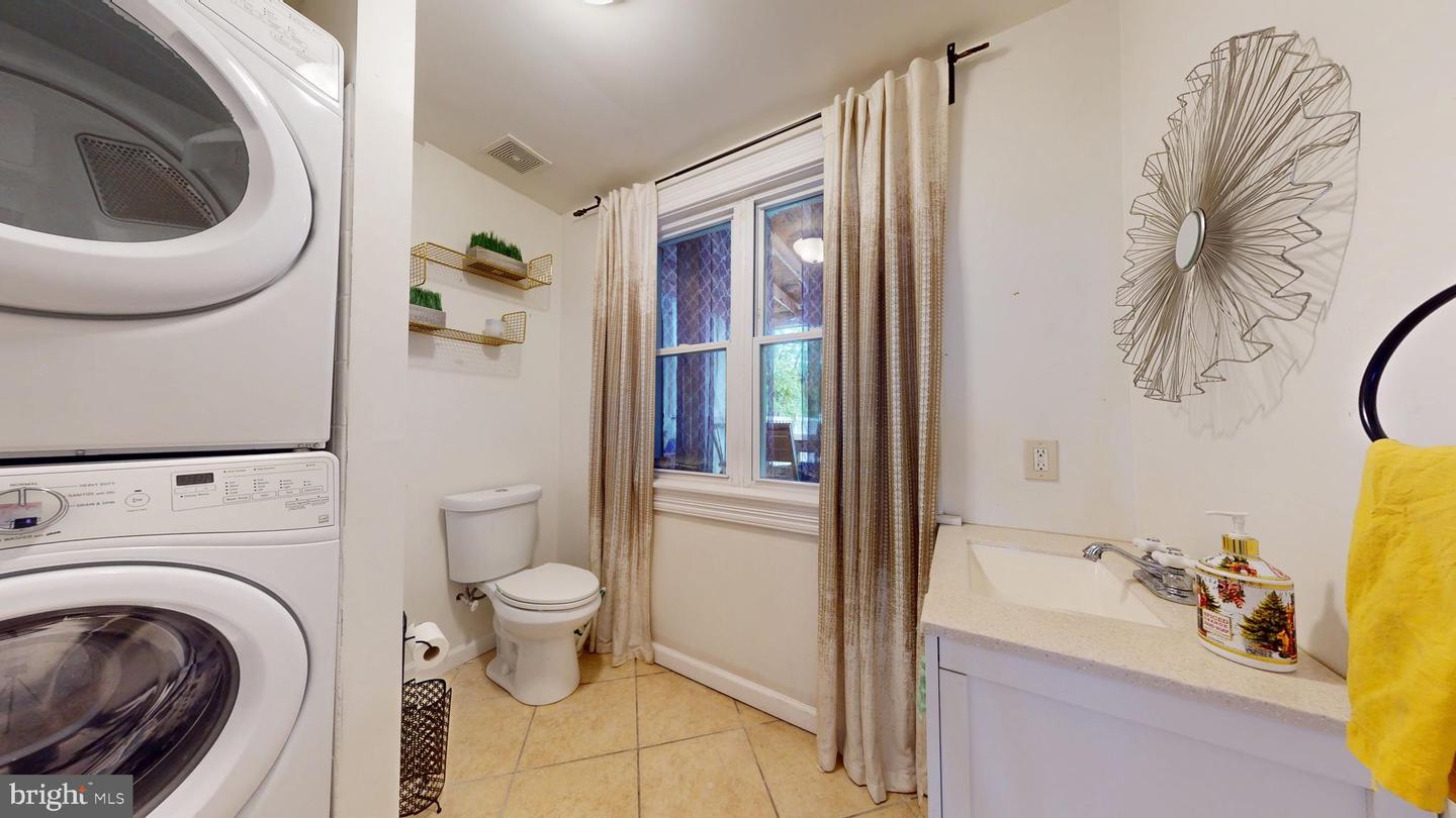 2431 Calvert St N Property Photo 20
