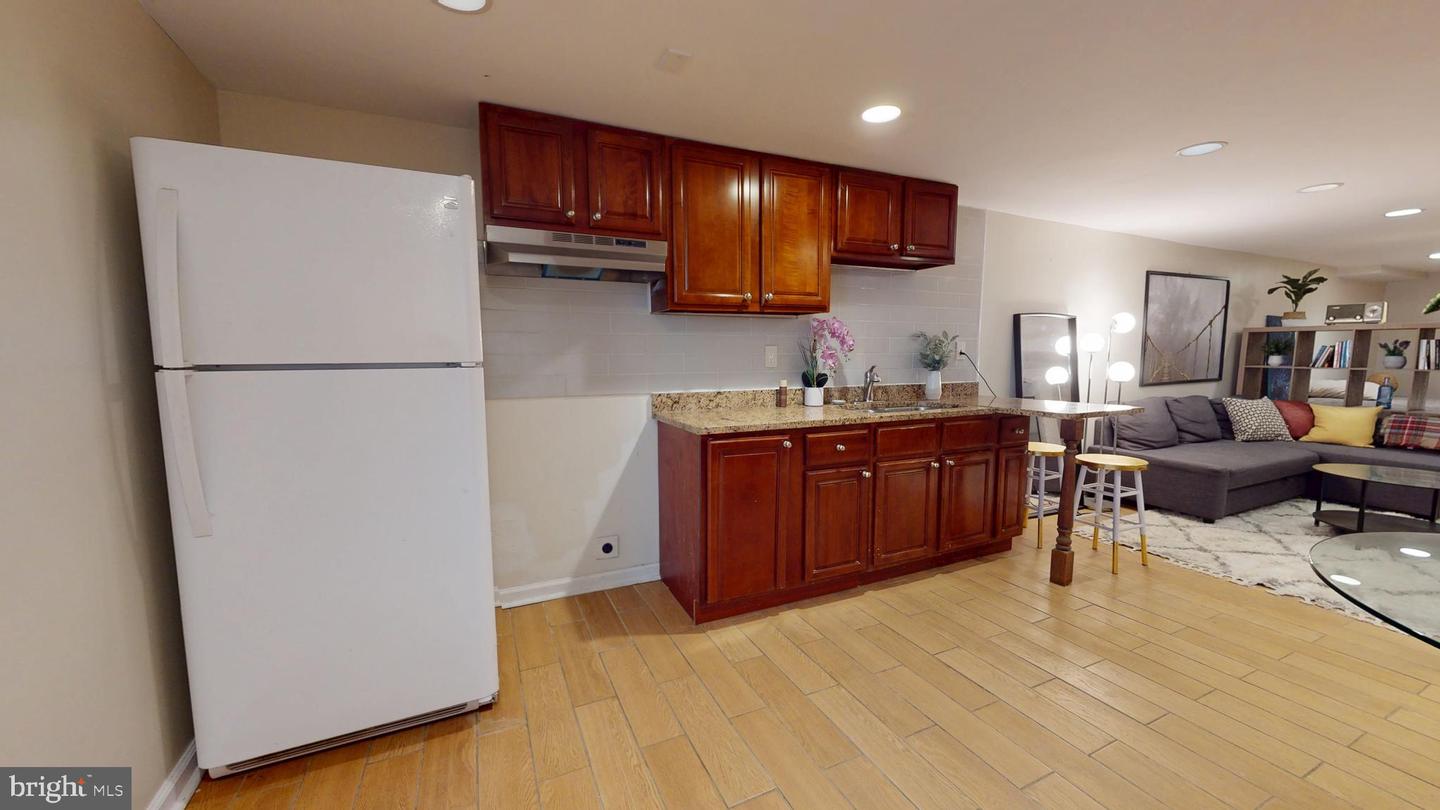 2431 Calvert St N Property Photo 24