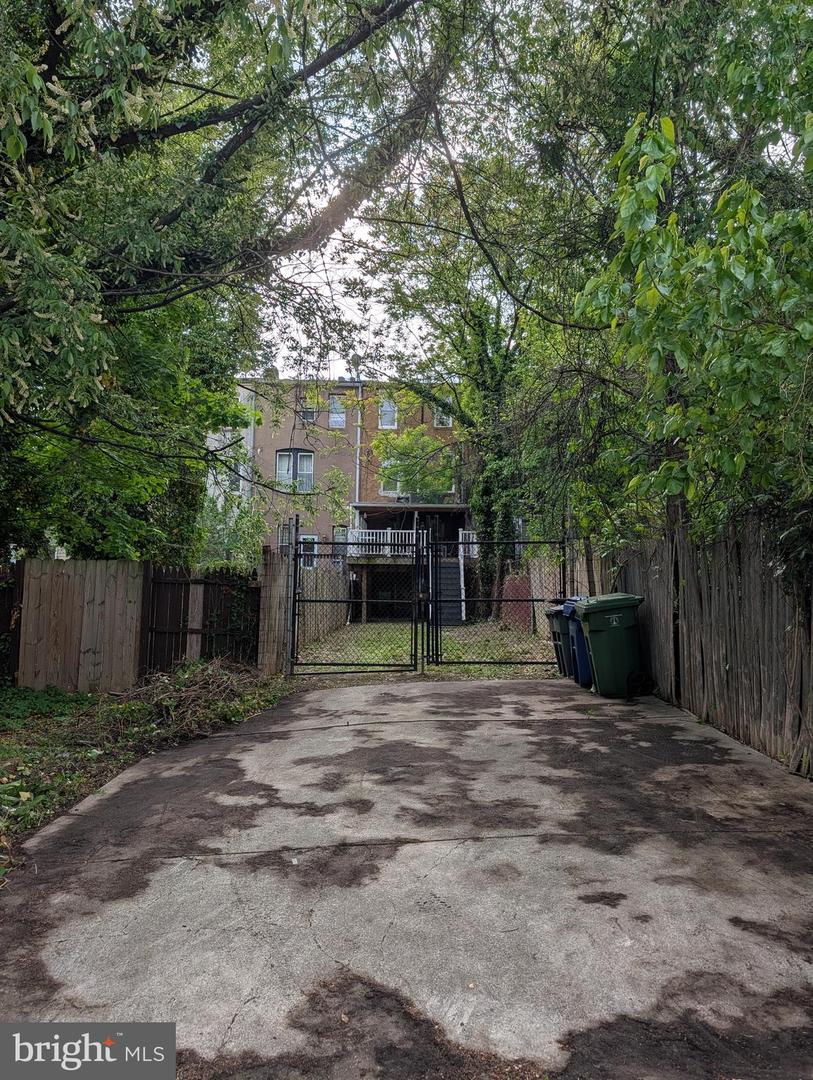 2431 Calvert St N Property Photo 31