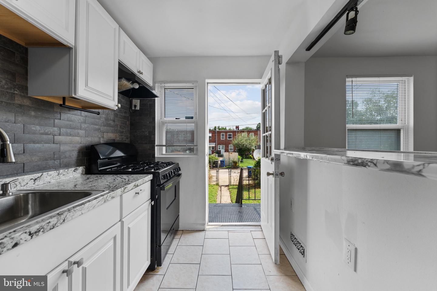 4022 Ardley Ave Property Photo 4