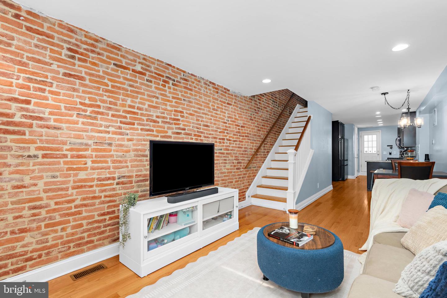 114 N Port St Property Photo 3