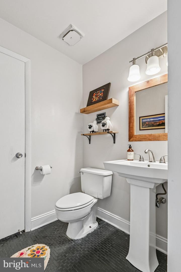 2363 Boston St Property Photo 9