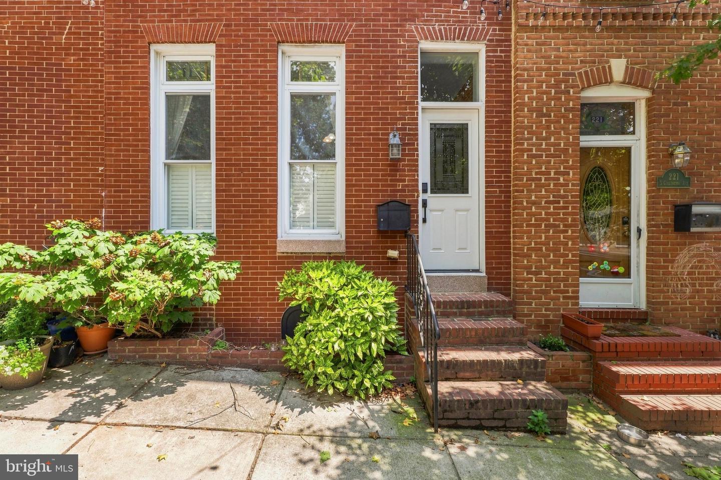 219 Collington Ave S Property Photo 3