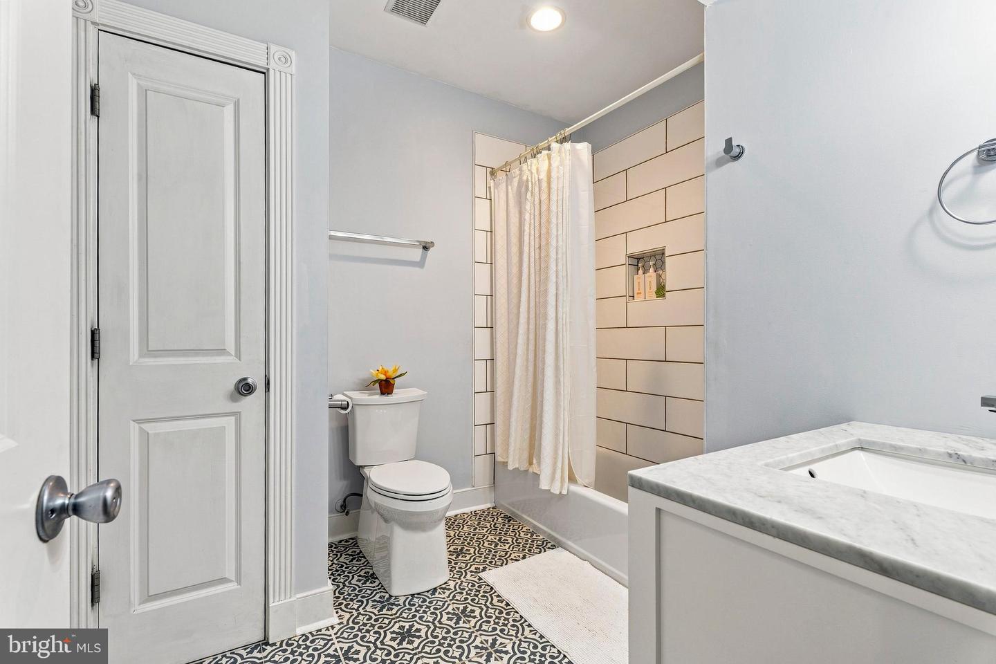 219 Collington Ave S Property Photo 23