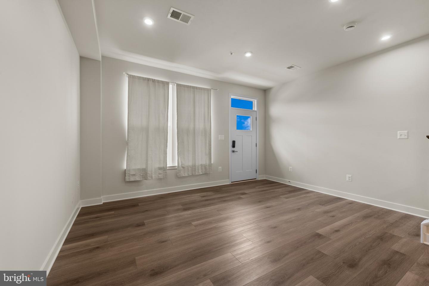 814 Watts St Property Photo 6