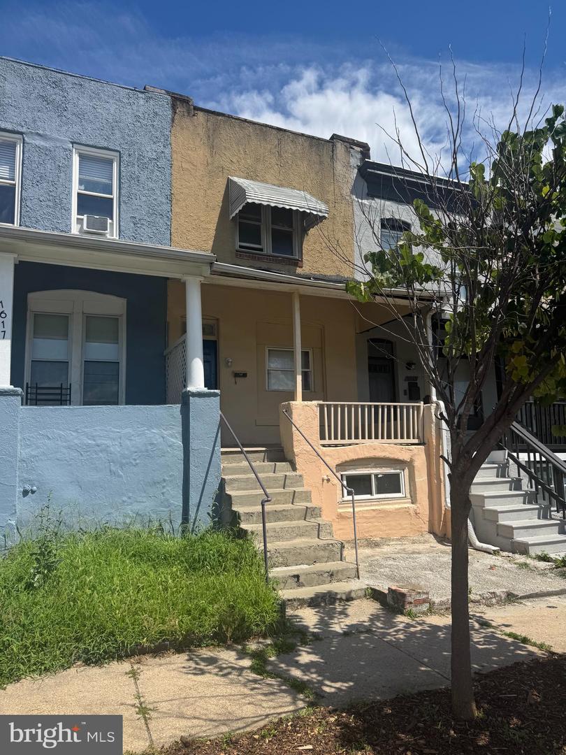 1615 N Warwick Ave Property Photo 1