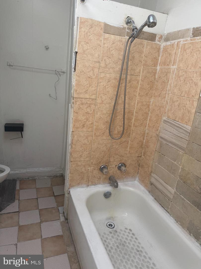 1615 N Warwick Ave Property Photo 6