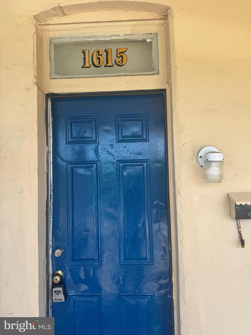 1615 N Warwick Ave Property Photo 7