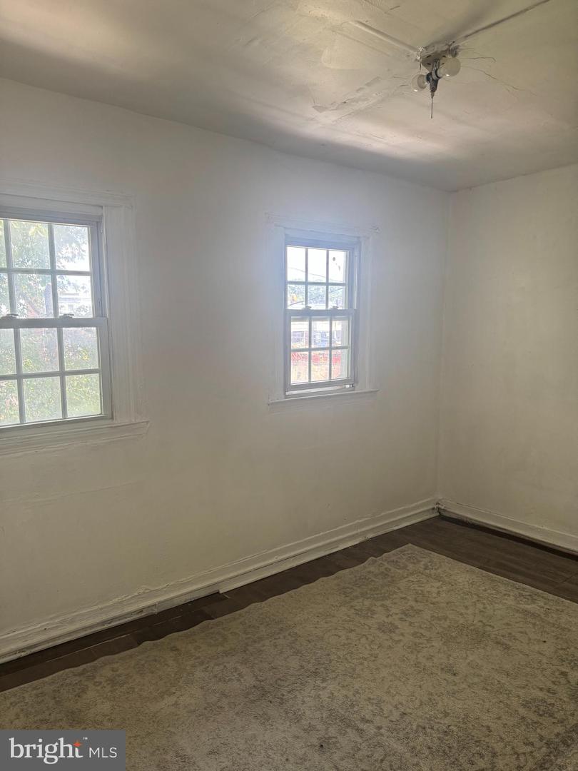 1615 N Warwick Ave Property Photo 11