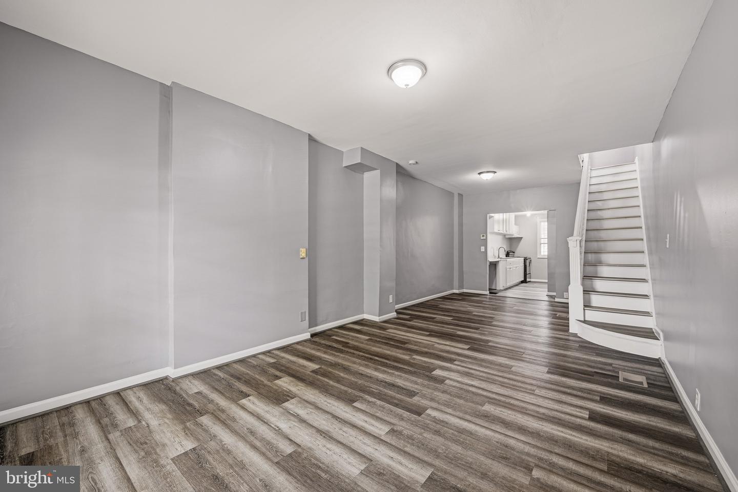 2914 E Madison St Property Photo 3