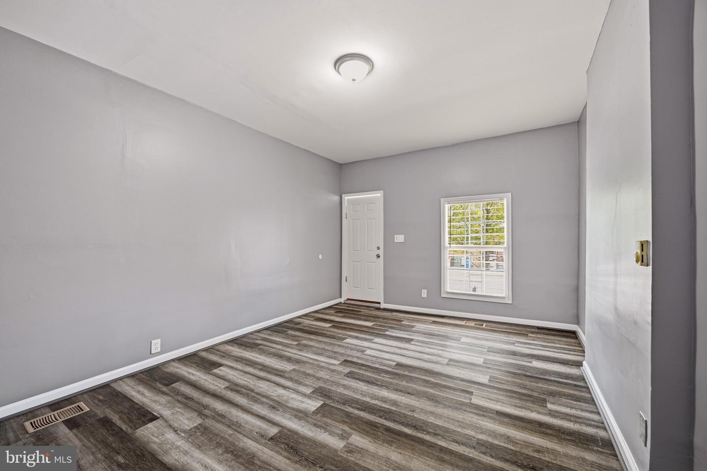 2914 E Madison St Property Photo 5