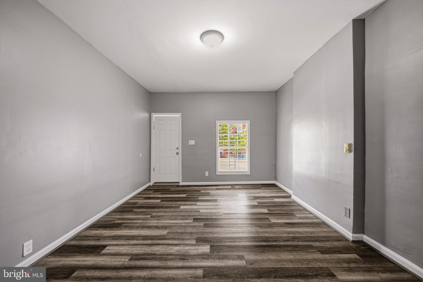 2914 E Madison St Property Photo 7