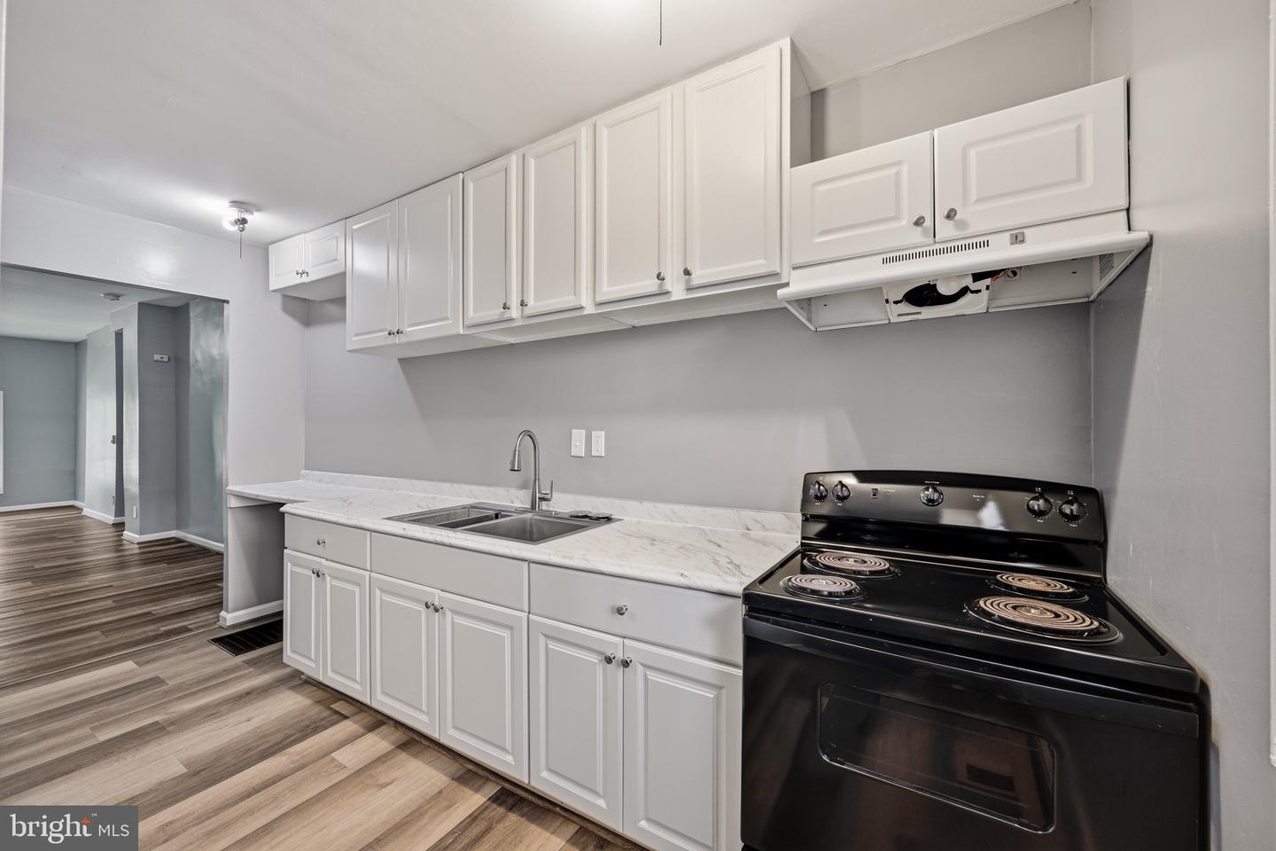 2914 E Madison St Property Photo 17