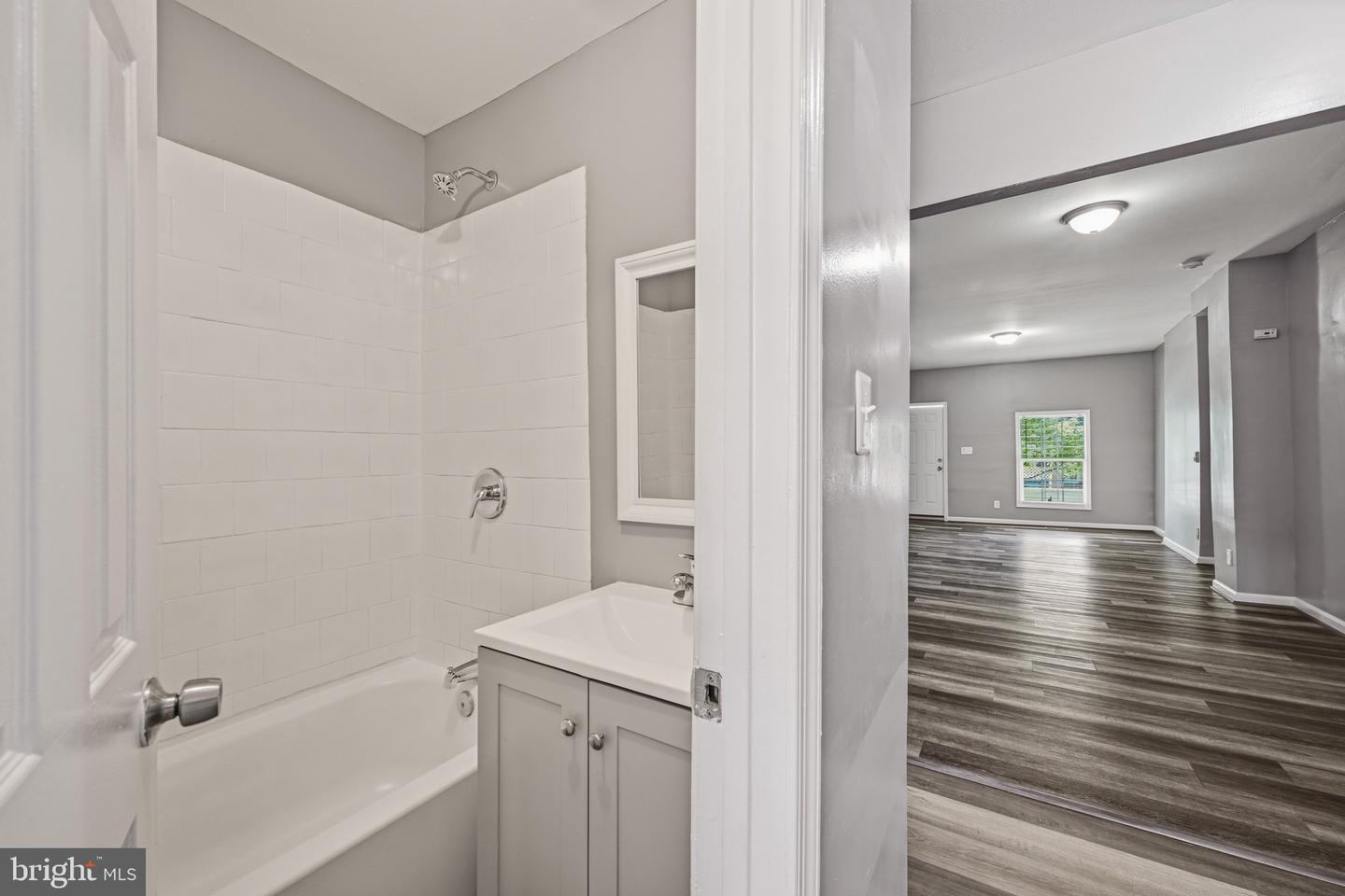2914 E Madison St Property Photo 18