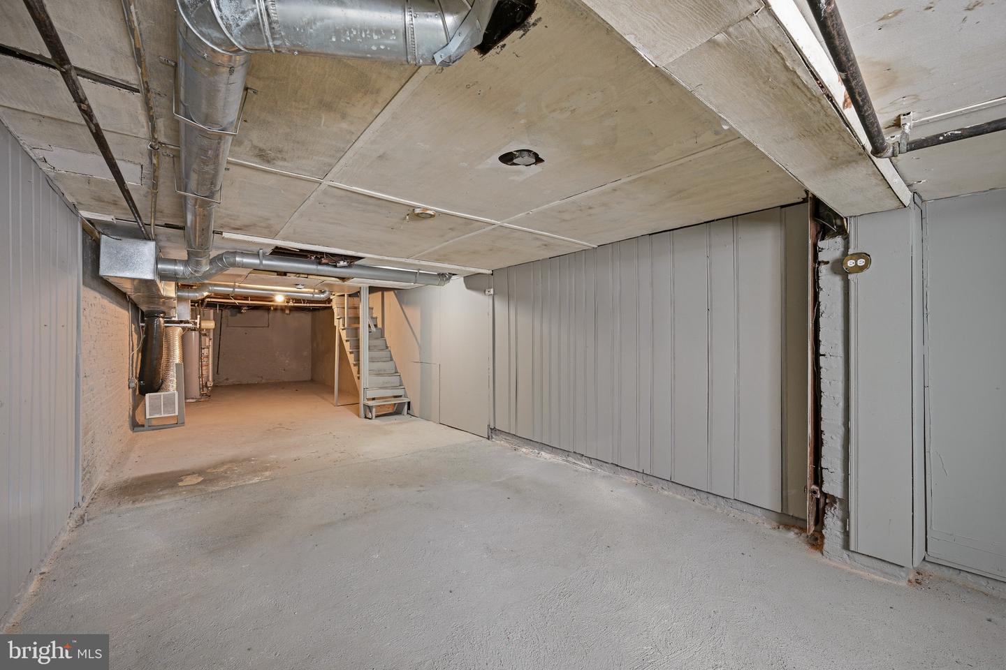 2914 E Madison St Property Photo 32