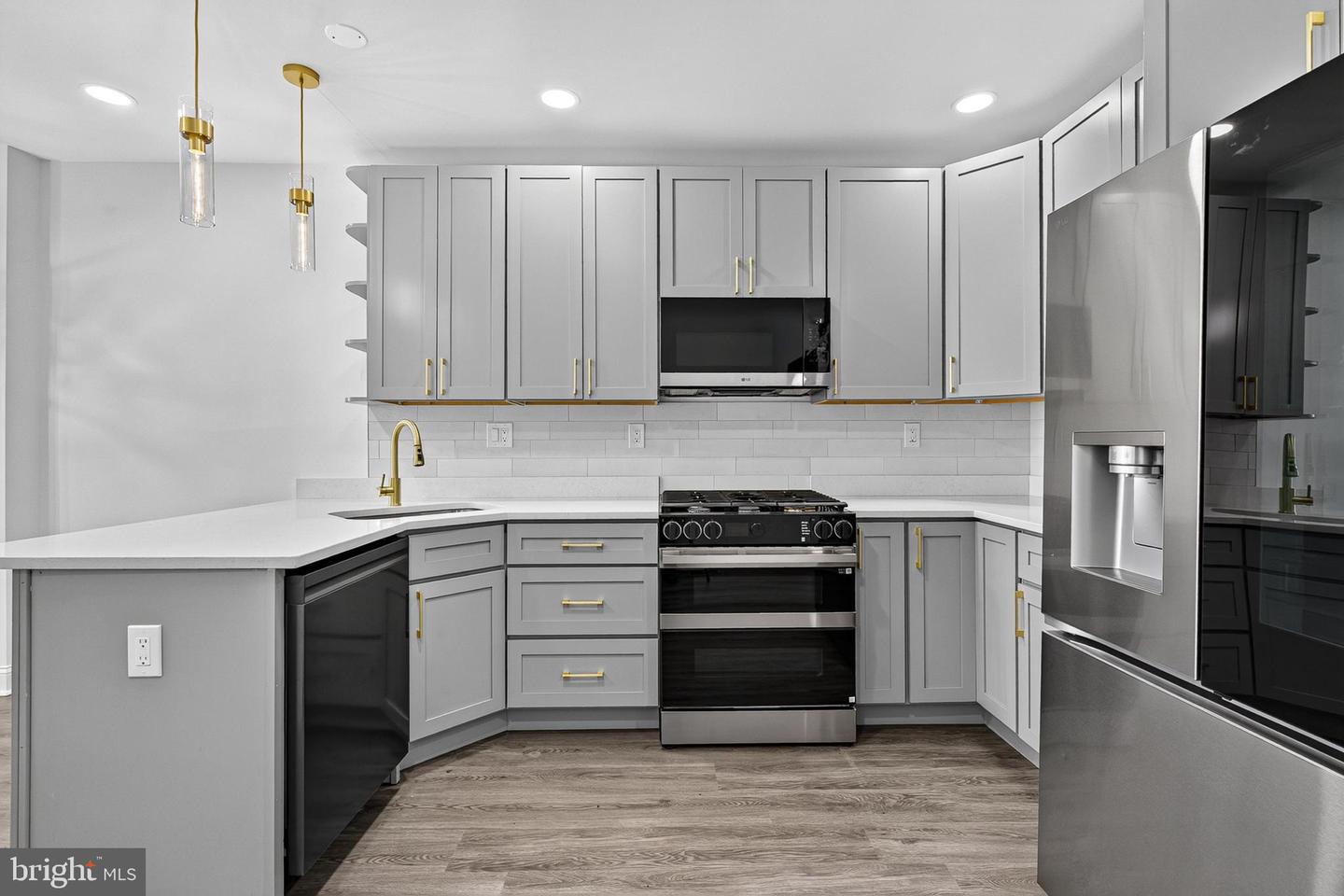 2558 Wilkens Ave Property Photo 4