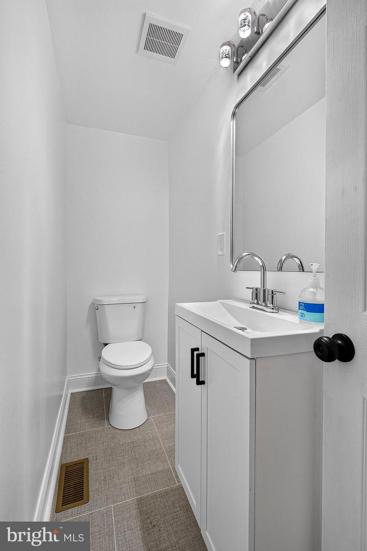 2558 Wilkens Ave Property Photo 11