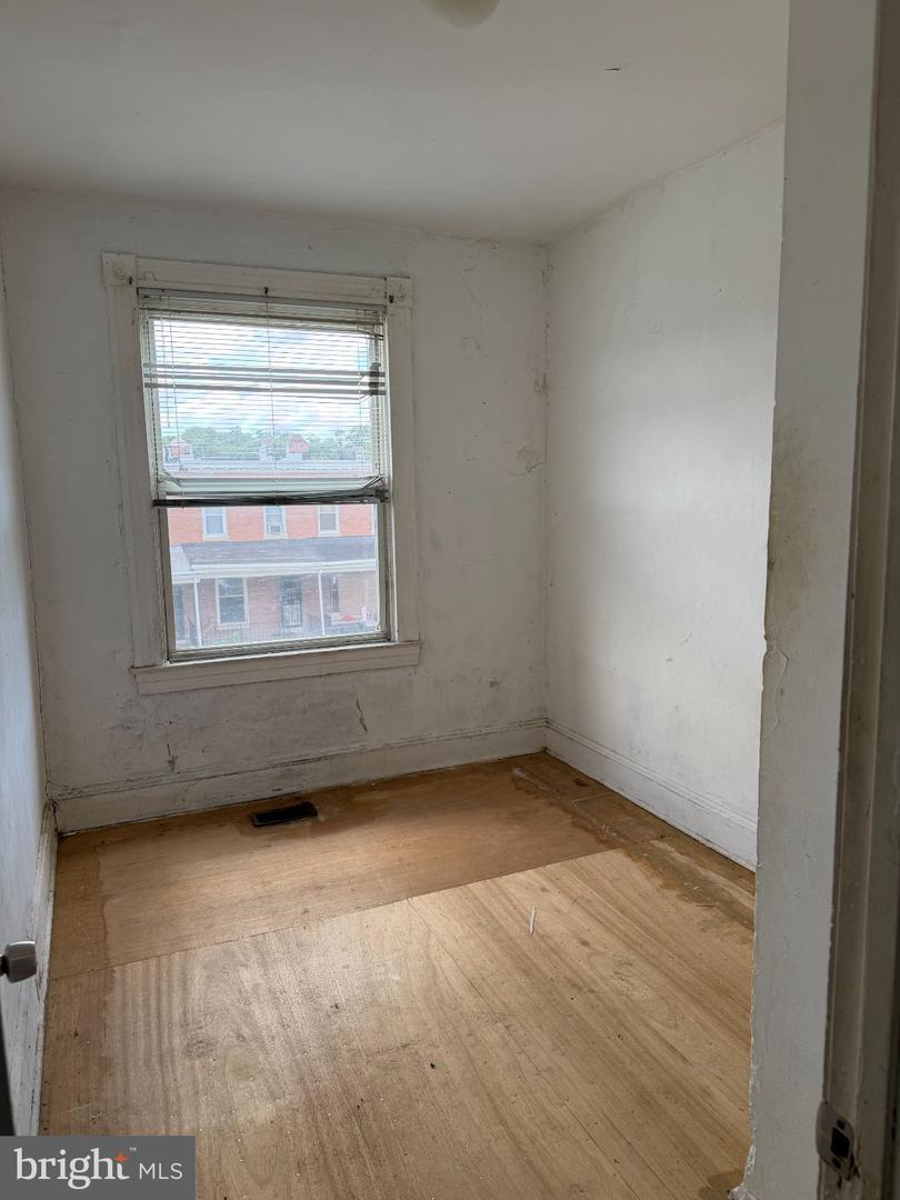 2102 N Dukeland Property Photo 9