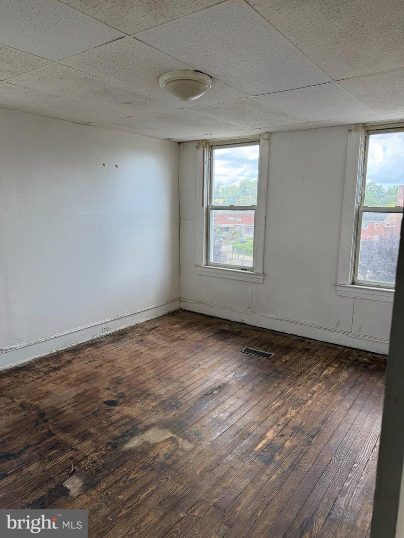 2102 N Dukeland Property Photo 10