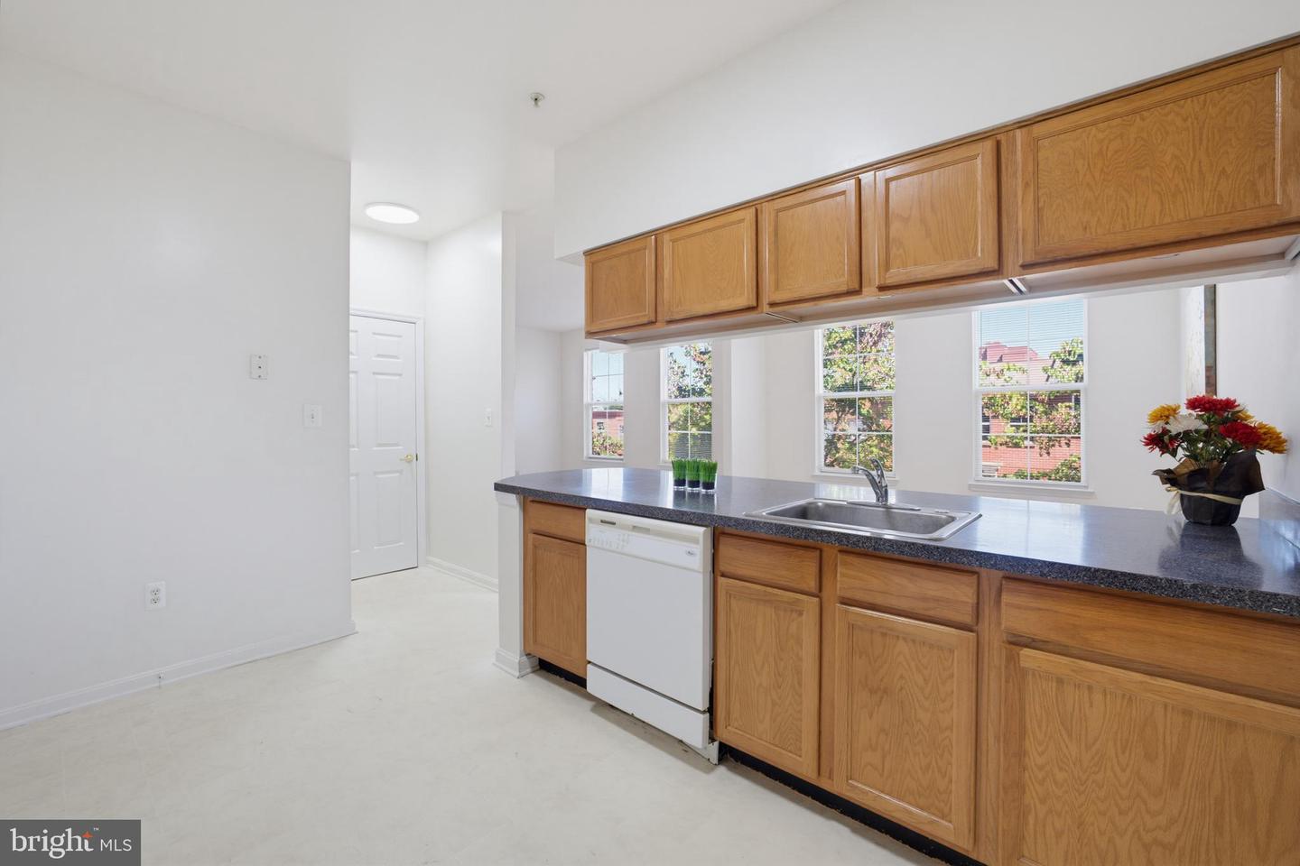 1603 E Fairmount Ave Property Photo 7
