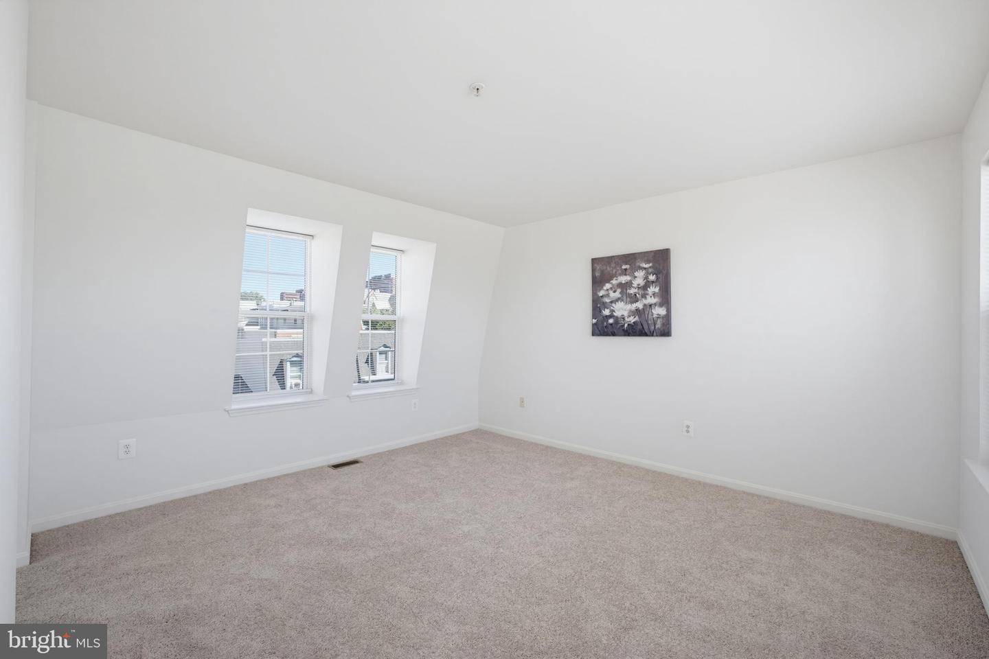 1603 E Fairmount Ave Property Photo 23