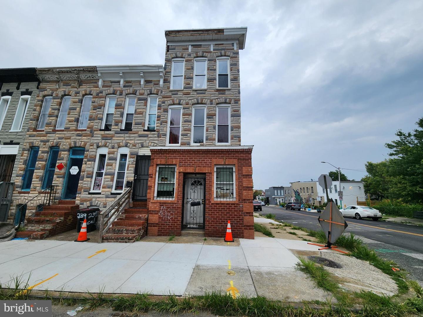 241 S CALHOUN ST Property Photo 1