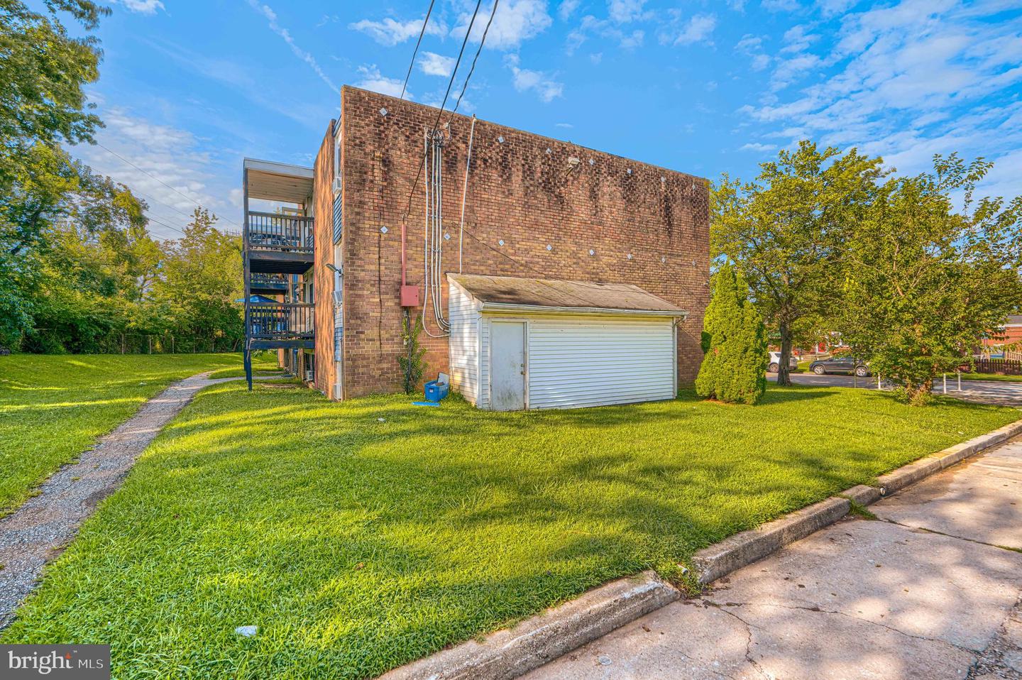 5461 Cedonia Ave Property Photo 4