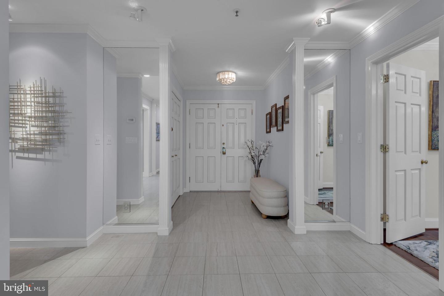 10 E Lee St #2408 Property Photo 16