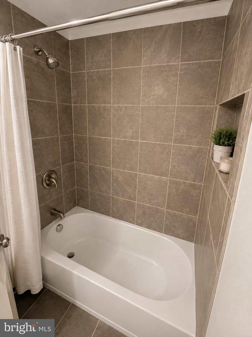 1832 Light St Property Photo 30