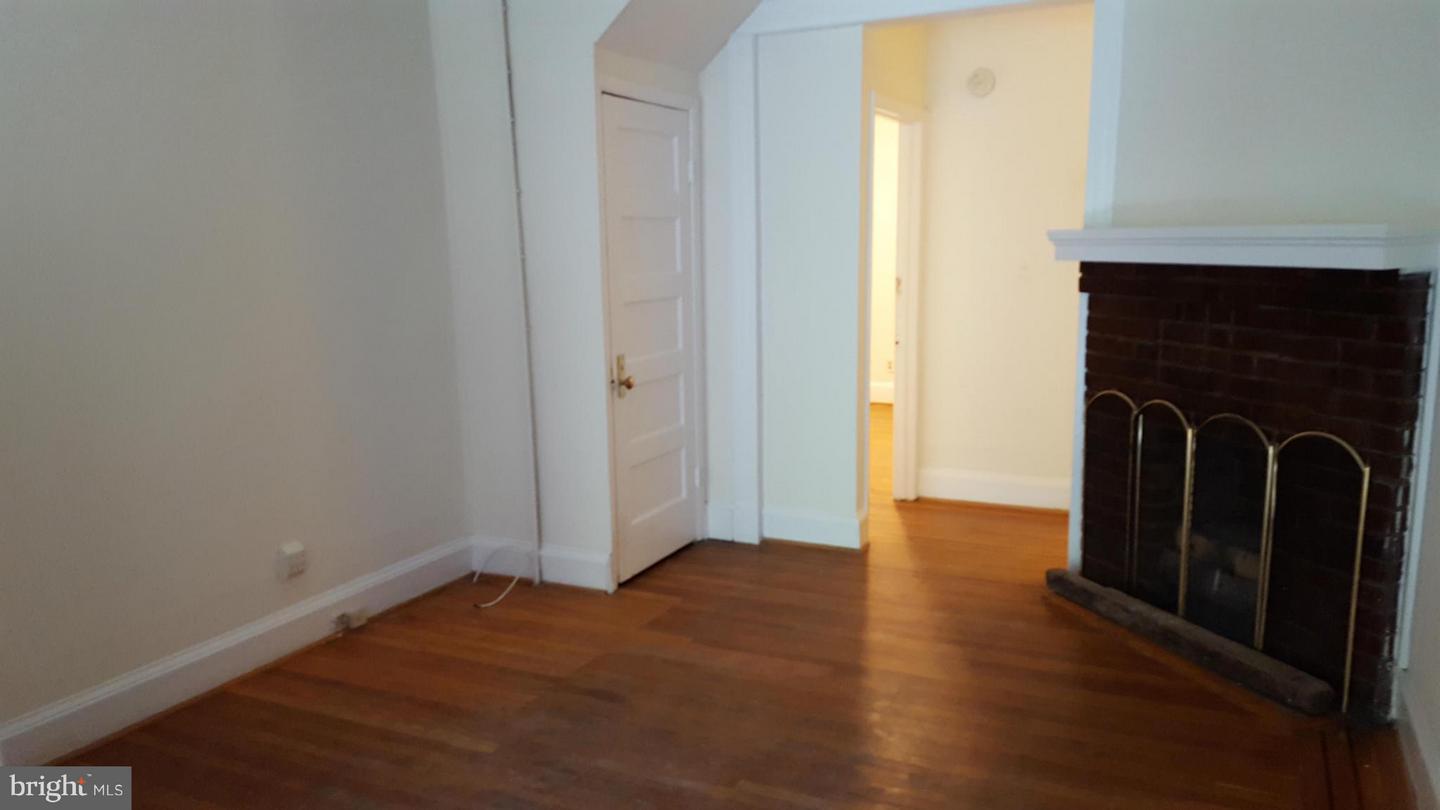 303 33rd St #1st Floor Property Photo 3
