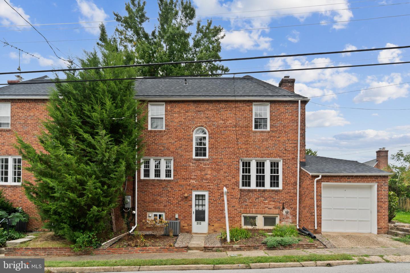 313 Eastway Ct Property Photo 2