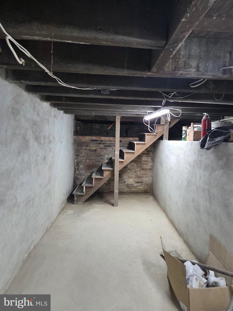 1129 W Baltimore St Property Photo 10