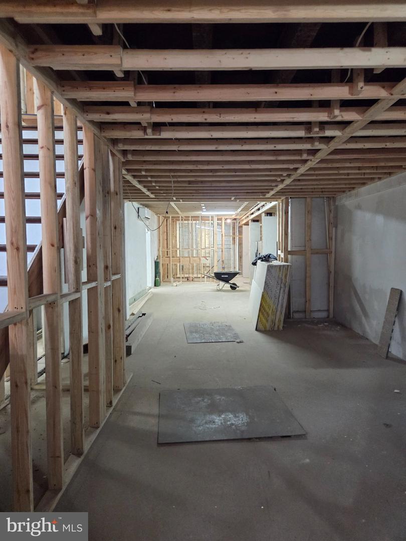 1129 W Baltimore St Property Photo 16
