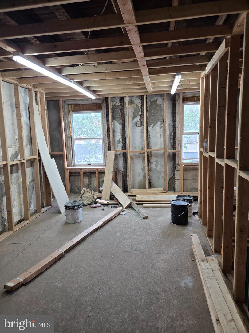 1129 W Baltimore St Property Photo 18