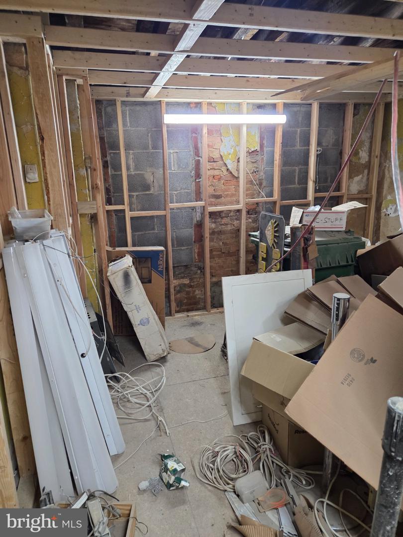 1129 W Baltimore St Property Photo 20