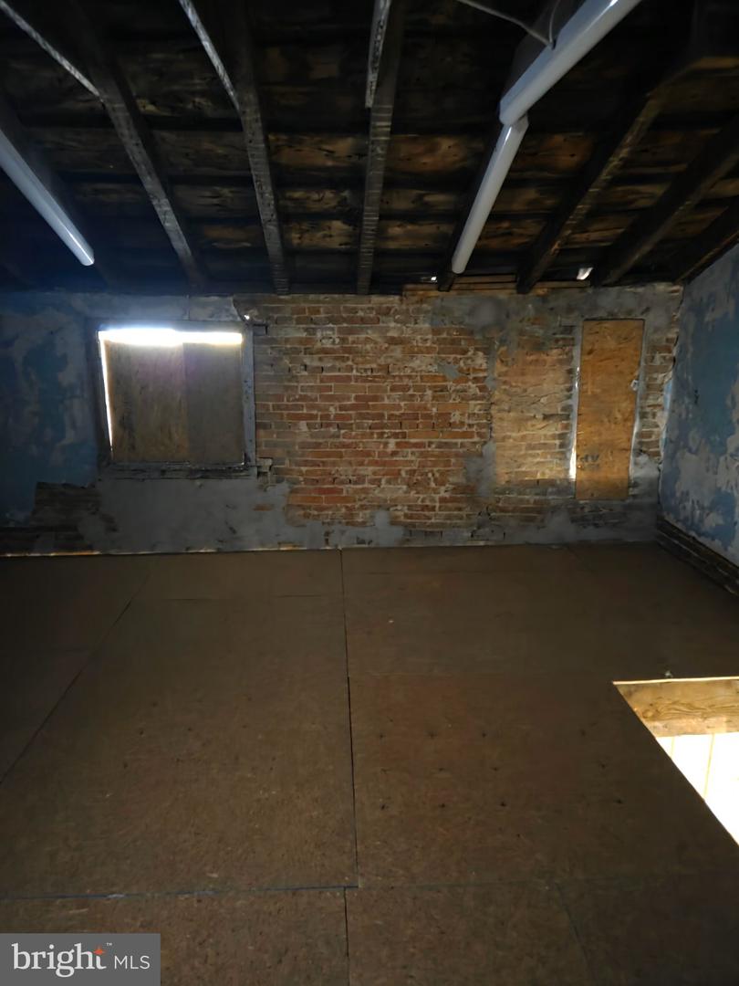 1129 W Baltimore St Property Photo 23