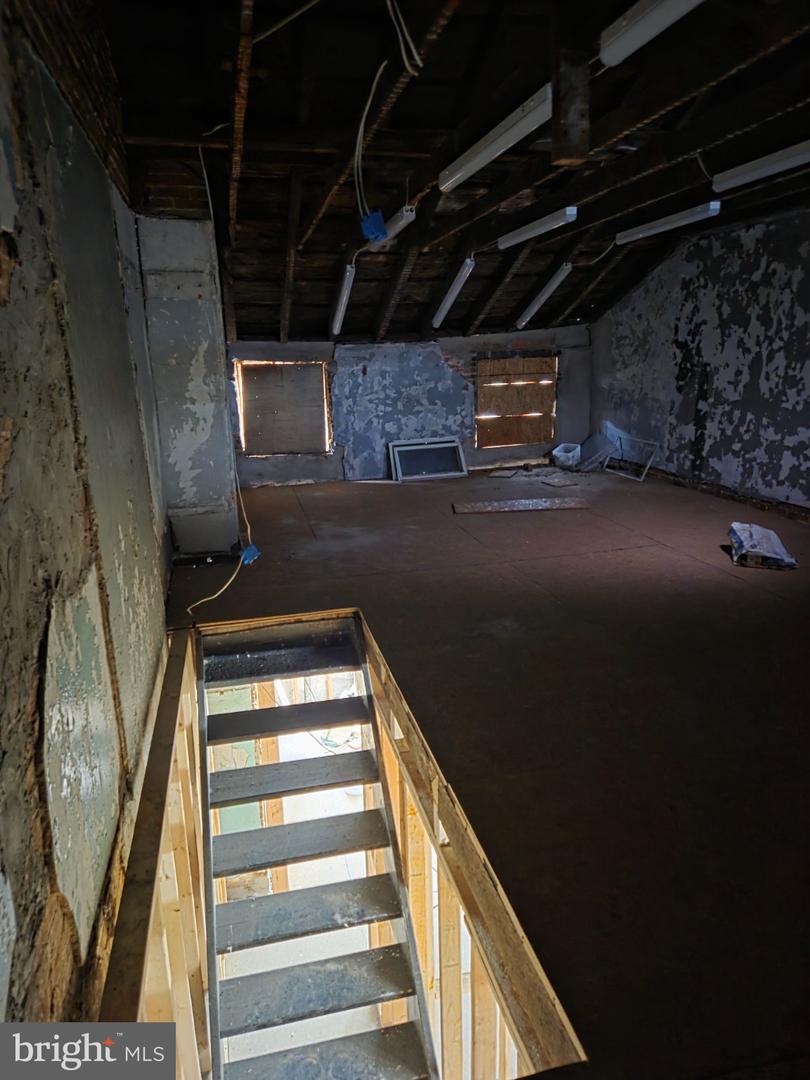 1129 W Baltimore St Property Photo 25
