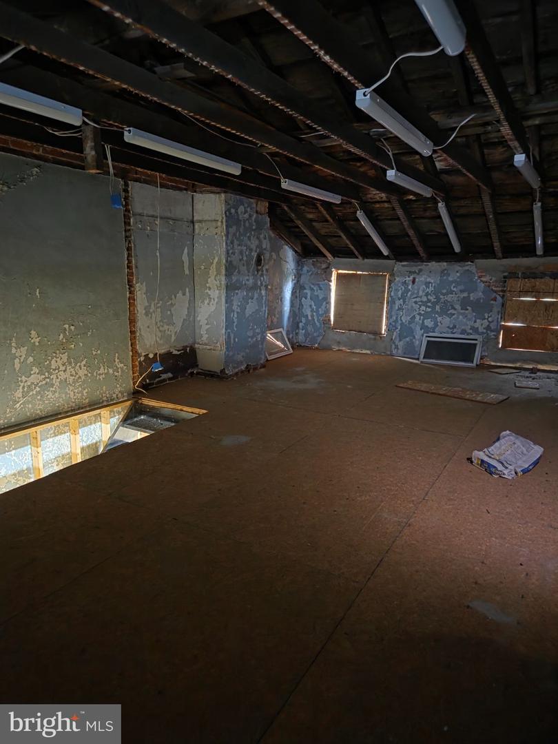 1129 W Baltimore St Property Photo 26