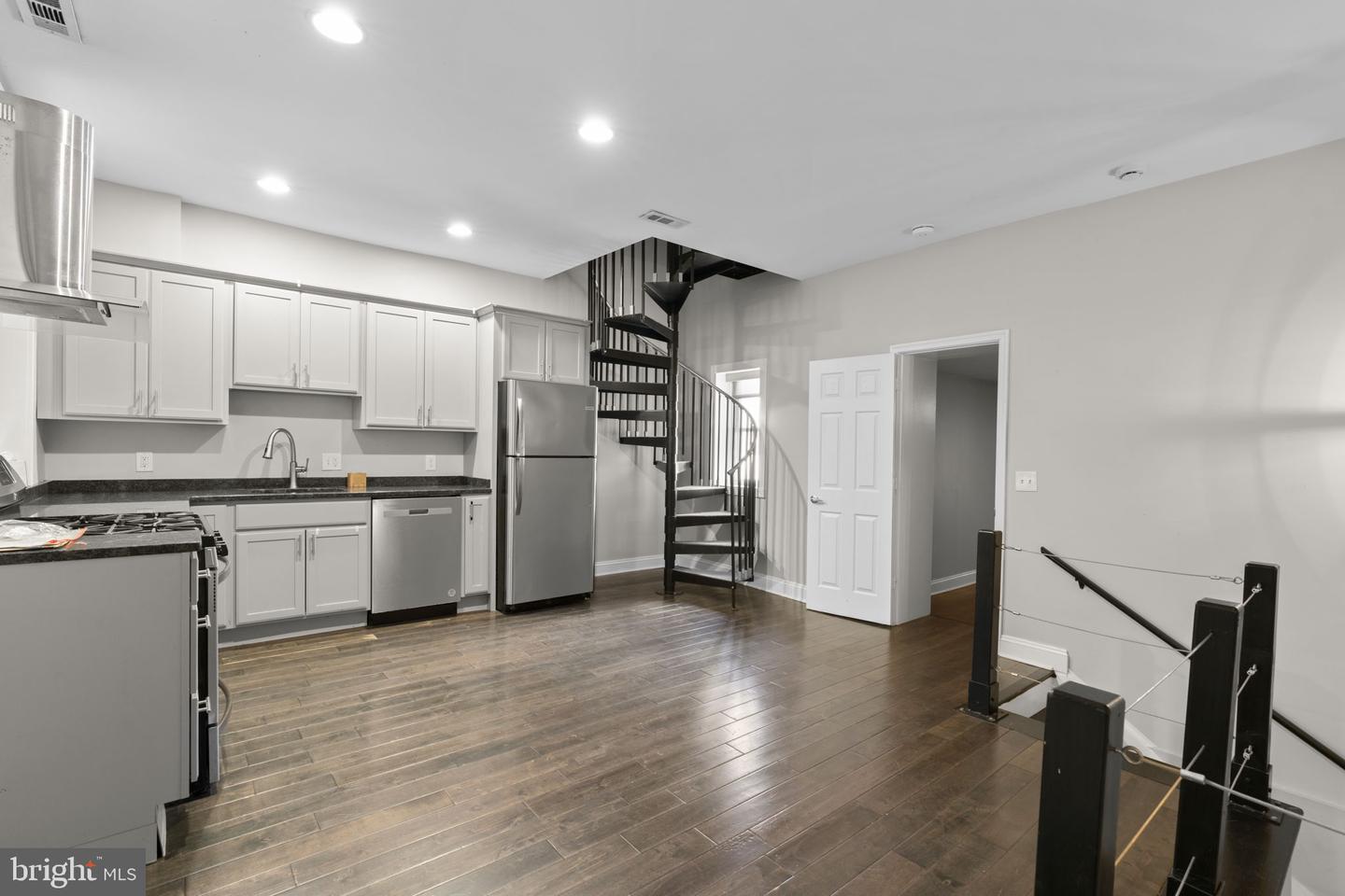 1926 Fleet St Property Photo 15