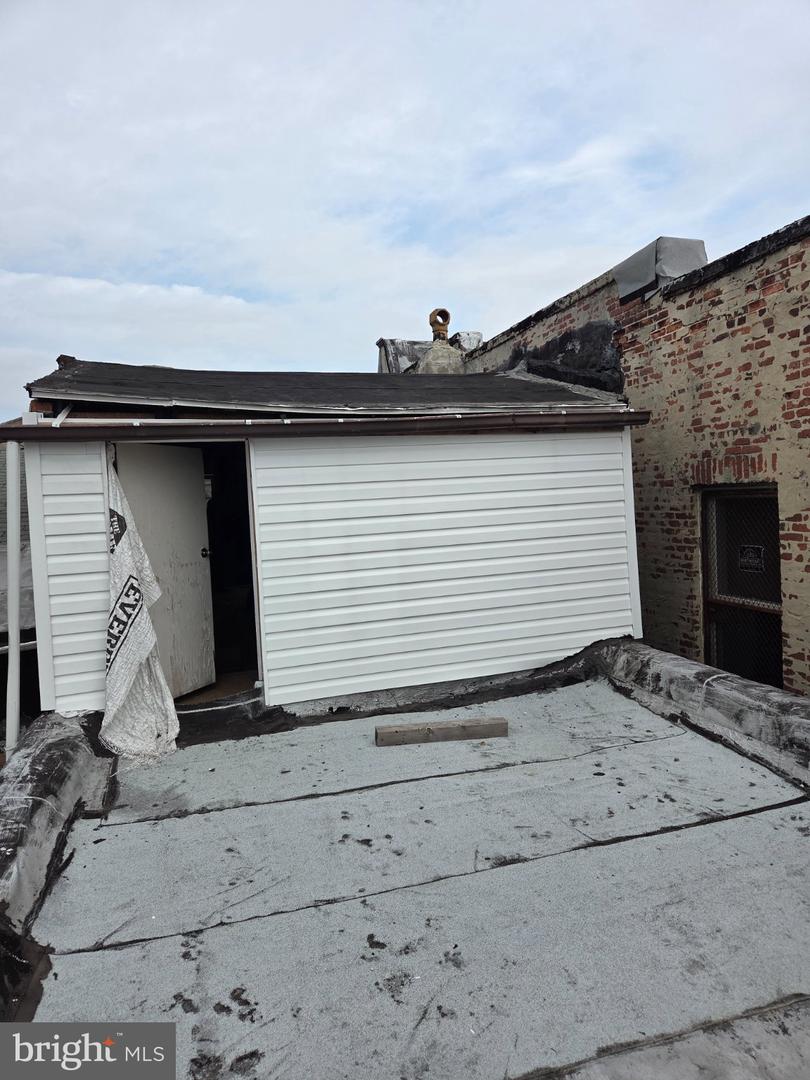 1127 W Baltimore St Property Photo 4