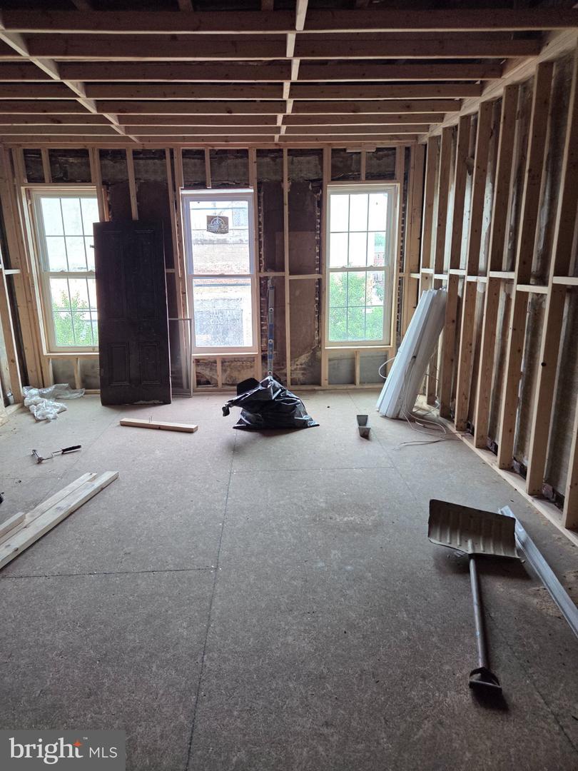 1127 W Baltimore St Property Photo 5