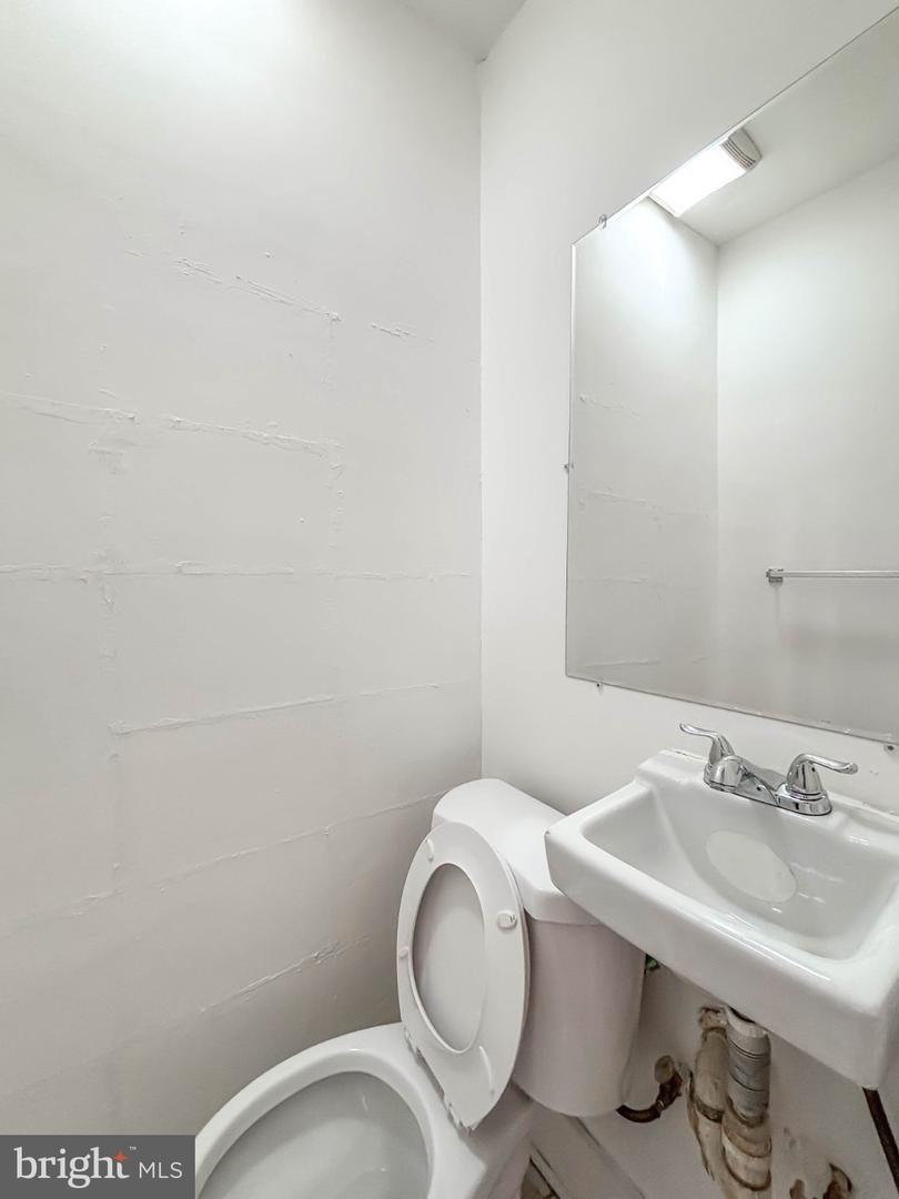2838 Pelham Ave Property Photo 16