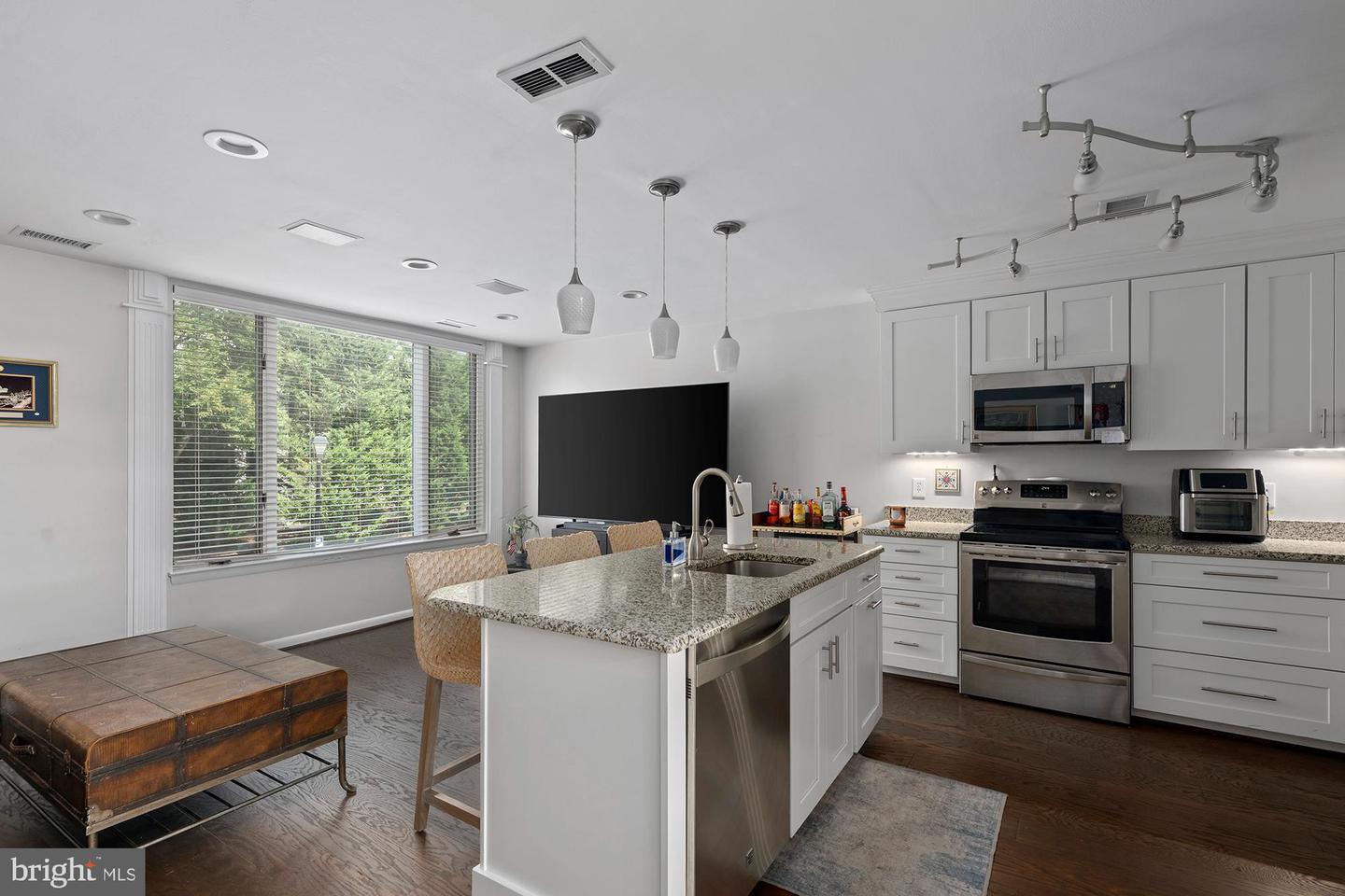 2407 Boston St Property Photo 13
